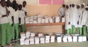 كمية من الكتب المنهجية لمدرسة ليبيا بغامبيا